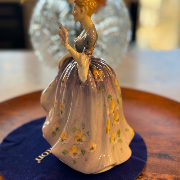 Royal Doulton Pretty Ladies figurine "Nicola" HN2839. - Picture 3 of 7